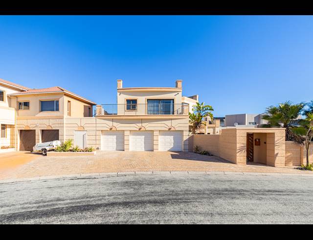 3 BEDROOM HOUSE TO LET IN WEST BEACH